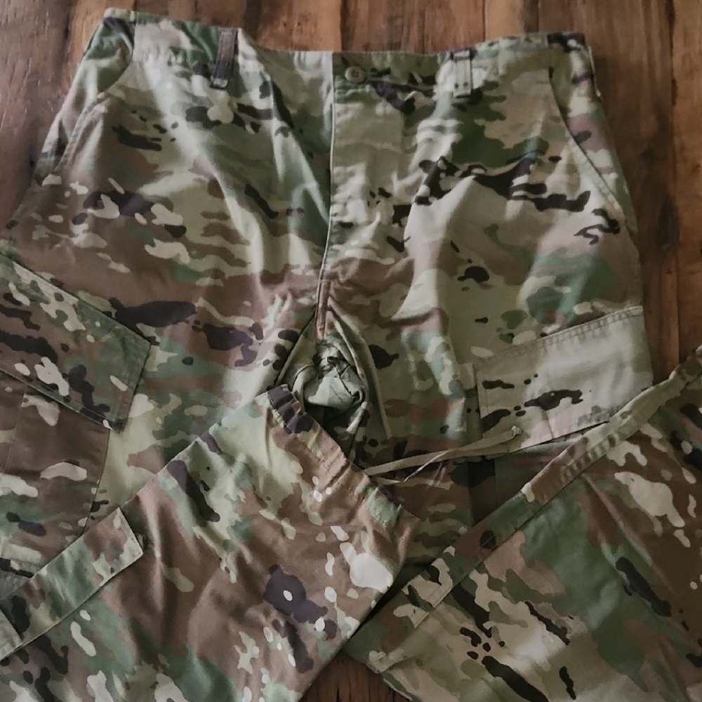 Camouflage Durable Green and Brown Cargo Pants for Outdoor Adventures